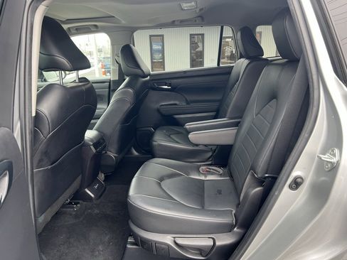 Used 2022 Toyota Highlander XLE image 12
