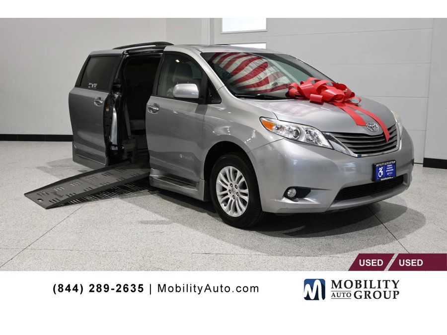 Used 2015 Toyota Sienna XLE w/ XLE Navigation Package FWD image 1