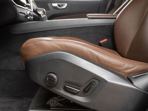 Used 2021 Volvo XC60 T5 Momentum w/ Premium Package image 20