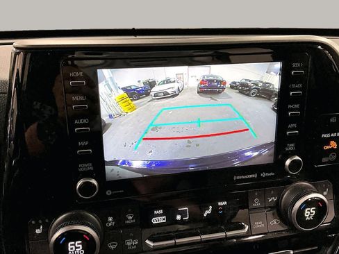 Used 2021 Toyota Highlander XLE AWD/4WD image 27