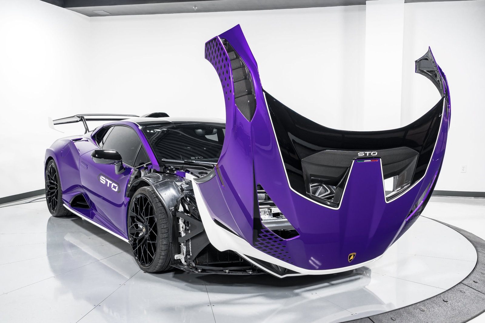 Used 2023 Lamborghini Huracan STO RWD image 44