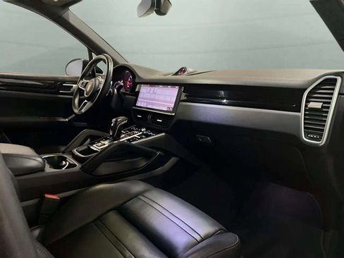 Used 2019 Porsche Cayenne w/ Premium Package image 22