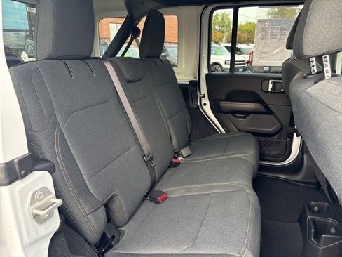 Used 2024 Jeep Wrangler Sahara image 30