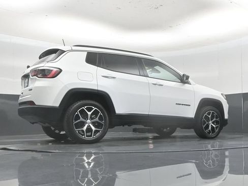 Used 2024 Jeep Compass Latitude w/ Altitude Special Edition AWD/4WD image 45