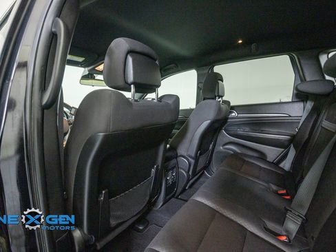 Used 2019 Jeep Grand Cherokee Laredo AWD/4WD image 26