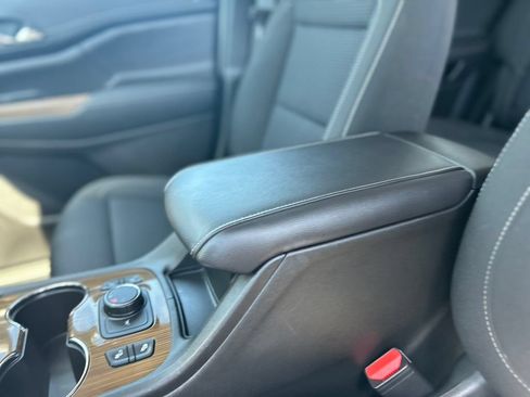 Used 2023 GMC Acadia SLE w/ Driver Convenience Package FWD image 8