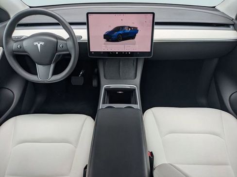 Used 2022 Tesla Model Y Long Range image 17