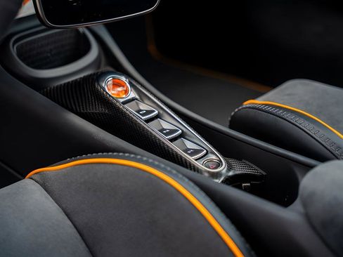 New 2025 McLaren Artura RWD image 39