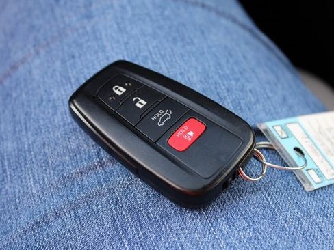 Used 2020 Toyota RAV4 Limited image 27