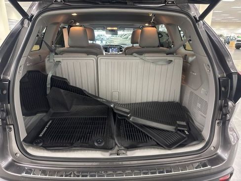 Used 2019 Toyota Highlander XLE image 18