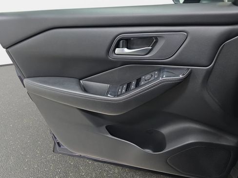 Used 2025 Nissan Rogue SV FWD image 25