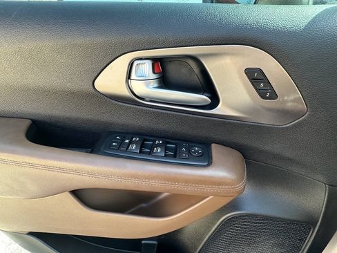 Used 2017 Chrysler Pacifica Limited FWD image 12