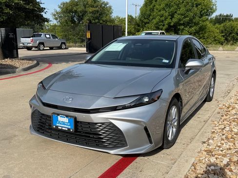 Used 2025 Toyota Camry LE w/ Convenience Package FWD image 1