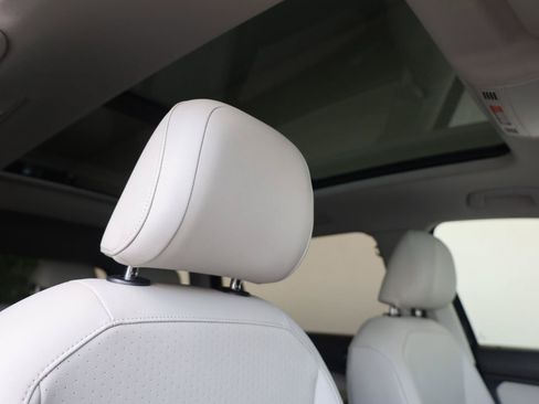 Used 2018 Volkswagen Tiguan SEL AWD/4WD image 28