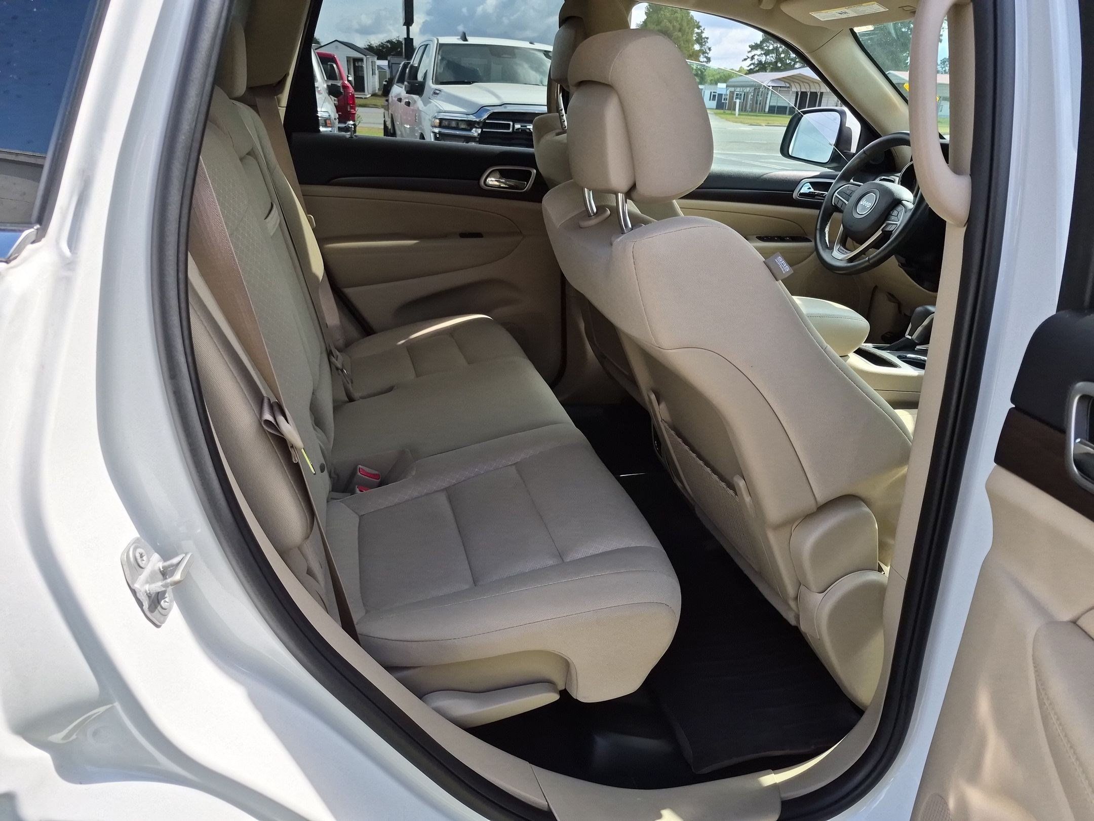 Used 2018 Jeep Grand Cherokee Laredo RWD image 21