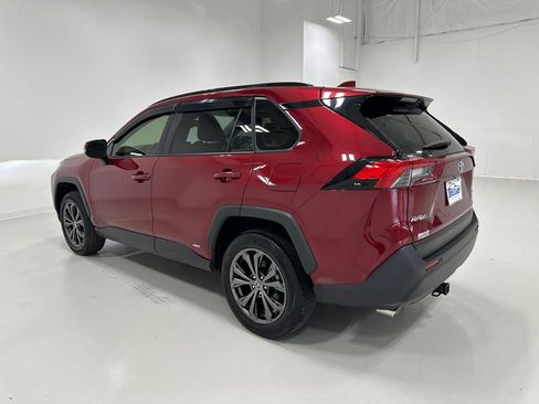 Used 2022 Toyota RAV4 XLE Premium image 3