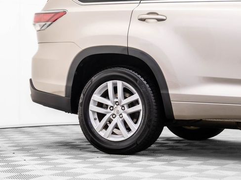 Used 2015 Toyota Highlander LE image 27