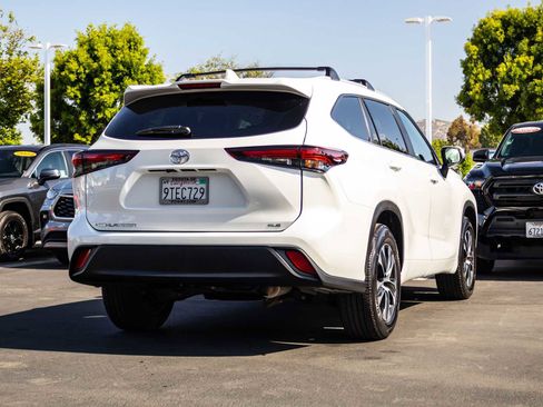 Used 2025 Toyota Highlander XLE FWD image 9