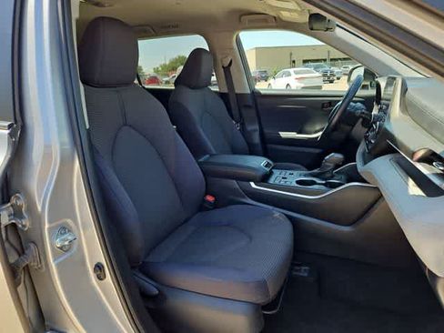 Used 2024 Toyota Highlander LE AWD/4WD image 19
