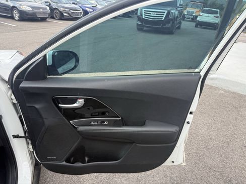 Used 2019 Kia Niro S Touring FWD image 14