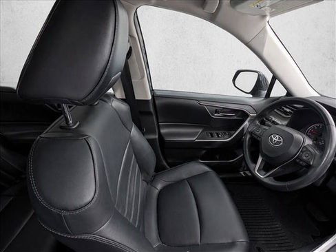 Used 2022 Toyota RAV4 XLE Premium FWD image 16