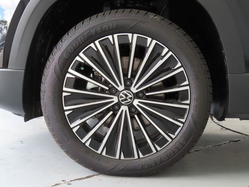 New 2025 Volkswagen Taos SE image 27