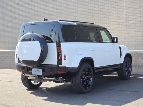 Used 2025 Land Rover Defender 110 X-Dynamic SE image 38