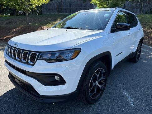 Used 2024 Jeep Compass Latitude AWD/4WD image 3