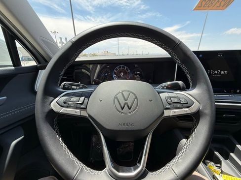 Certified 2025 Volkswagen Tiguan SE FWD image 18