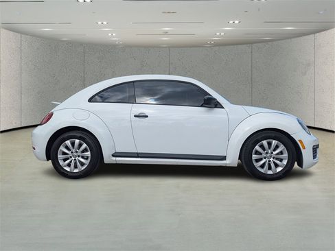 Used 2017 Volkswagen Beetle 1.8T S image 2