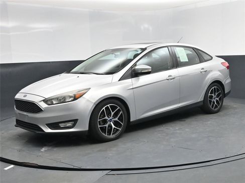 Used 2017 Ford Focus SEL image 1