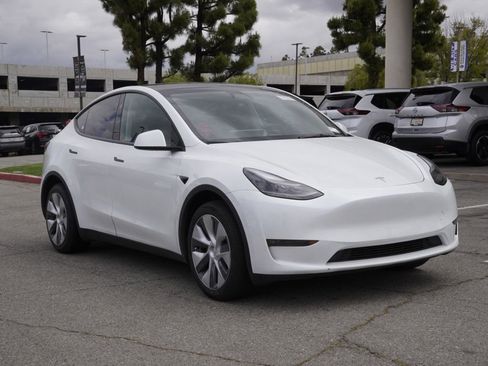 Used 2023 Tesla Model Y AWD image 2