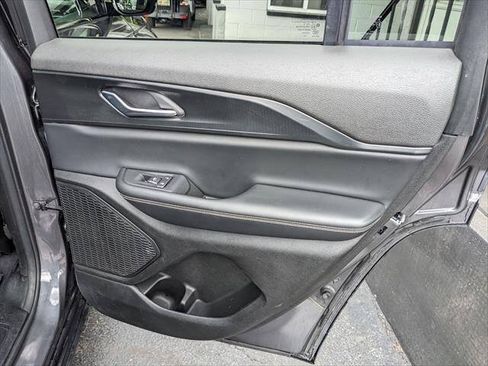 Used 2023 Jeep Grand Cherokee Altitude AWD/4WD image 19