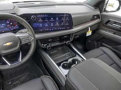 New 2026 Chevrolet Suburban Premier image 23