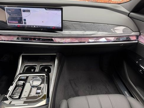 Used 2025 BMW i7 eDrive50 w/ Premium Package image 17