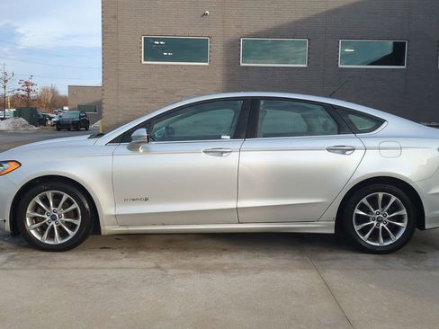 Used 2017 Ford Fusion SE image 2