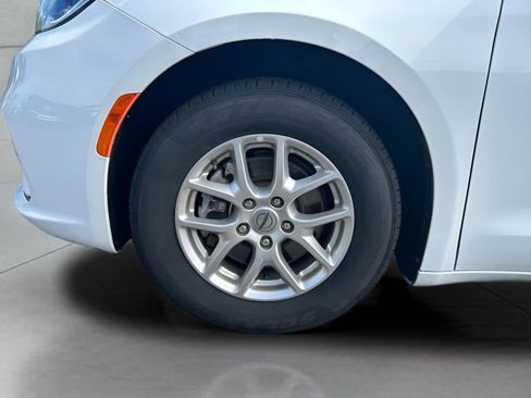 Used 2023 Chrysler Pacifica Touring-L FWD image 26