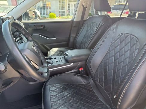 Used 2022 Toyota Highlander LE image 9