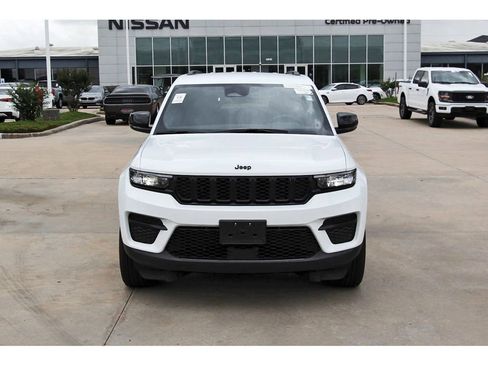 Used 2025 Jeep Grand Cherokee Altitude image 8