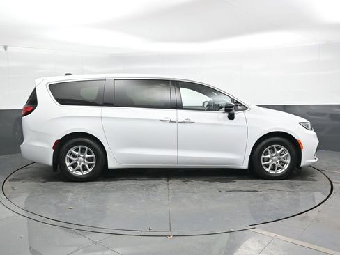 New 2026 Chrysler Pacifica Select FWD image 3