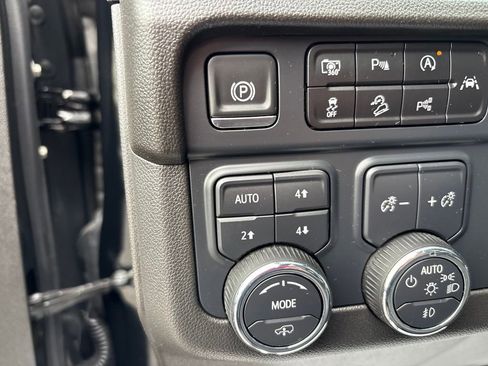 Used 2025 Chevrolet Suburban Z71 w/ Z71 Off-Road Package AWD/4WD image 28