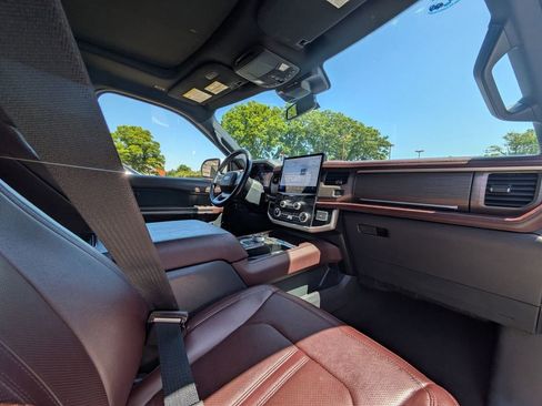 Used 2024 Ford Expedition Limited AWD/4WD image 32
