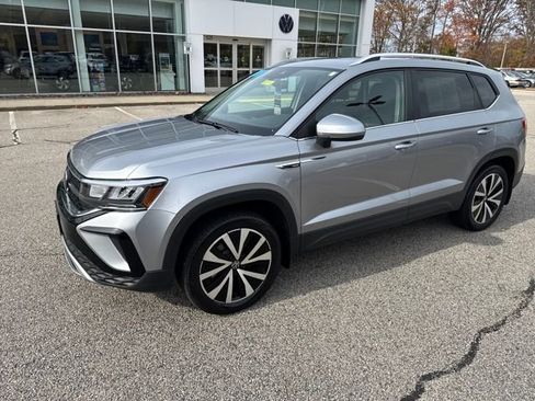 Certified 2023 Volkswagen Taos SE w/ Panoramic Sunroof Package image 3
