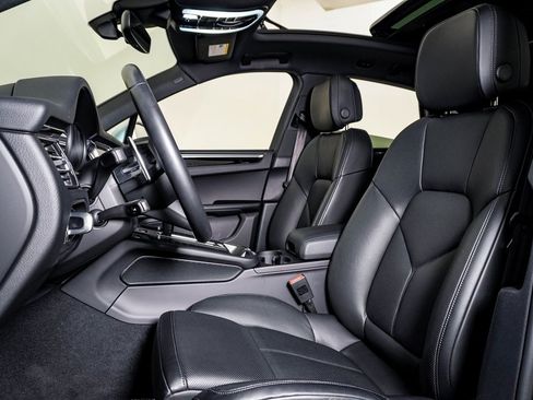 Certified 2025 Porsche Macan image 5