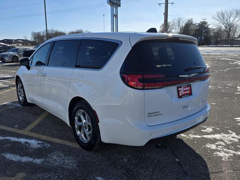 Used 2024 Chrysler Pacifica Limited image 3