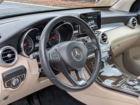 Used 2019 Mercedes-Benz GLC 300 4MATIC w/ Premium Package image 11