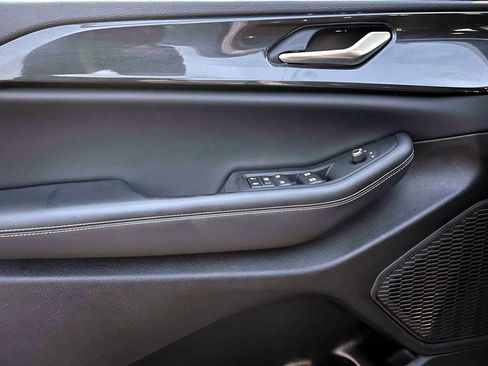 Used 2023 Jeep Grand Cherokee Laredo image 17