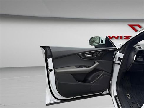 Used 2019 Audi Q8 Premium image 11