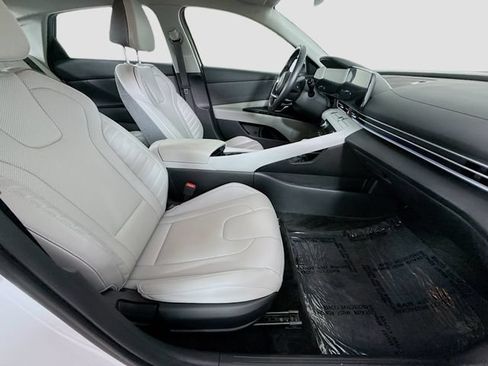 Used 2025 Hyundai Elantra Limited FWD image 29
