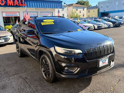 Used 2023 Jeep Cherokee Altitude Lux AWD/4WD image 2